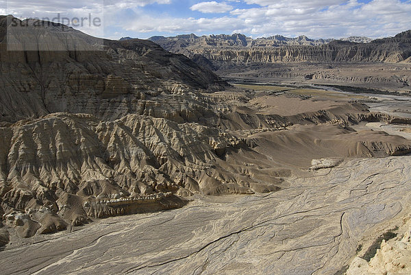 alten  am  asiatisch  asiatische  asiatischer  asiatisches  Asien  außen  Außenaufnahme  auf  Ausblick  Ausblicke  aussen  Aussenaufnahme  Aussenaufnahmen  Aussicht  Aussichten  bei  Berg  Berge  bergig  bergige  bergiger  bergiges  Berglandschaft  Berglandschaften  Blick  Canyon  Canyons  China  chinesisch  chinesische  chinesischer  chinesisches  den  des  draußen  draussen  Fernblick  Fernblicke  Fernsicht  Fernsichten  Flusses  Gebirge  Guge  im  in  Königreich  Königssitzes  karg  karge  karger  karges  Kargheit  Koenigreich  Koenigssitzes  Landschaft  Landschaften  menschenleer  Natur  Ngari  niemand  Provinz  Ruinen  Rundblick  Rundblicke  Schlucht  Schluchten  Sutley  Sutley-Flusses  Täler  Taeler  Tag  Tage  Tageslicht  tagsüber  tagsueber  Tal  Tibet  tibetanisch  tibetanische  tibetanischer  tibetanisches  tibetisch  tibetische  tibetischer  tibetisches  Tsaparang  von  Westtibet