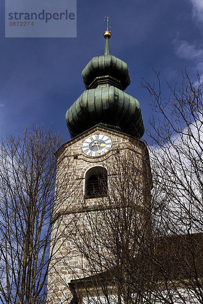 am  Architektur  Architekturdetail  außen  Außenaufnahme  aussen  Aussenansicht  Aussenansichten  Aussenaufnahme  Aussenaufnahmen  Bau  Bauten  Bauwerk  Bauwerke  bayerisch  bayerische  bayerischer  bayerisches  Bayern  bayrisch  bayrische  bayrischer  bayrisches  bei  Bildausschnitt  Bildausschnitte  BRD  Bundesrepublik  Chiemgau  Christentum  christlich  christliche  christlicher  christliches  der  Detail  Details  deutsch  deutsche  deutscher  deutsches  Deutschland  draußen  draussen  europäisch  europäische  europäischer  europäisches  Europa  europaeisch  europaeische  europaeischer  europaeisches  Gebäude  Gebaeude  Georg  Glockenturm  Kirche  Kirchen  Kirchtürme  Kirchtuerme  Kirchturm  menschenleer  niemand  Oberbayern  Pfarrkirche  religiös  religiöse  religiöser  religiöses  religioes  religioese  religioeser  religioeses  Religion  Ruhpolding  Süddeutschland  Sakralbau  Sakralbauten  St  Sueddeutschland  Türme  Tag  Tage  Tageslicht  tagsüber  tagsueber  Tuerme  Turm  Turmuhr  Turmuhren  Uhr  Uhren  Uhrzeit  Zeit  Zeitmessung