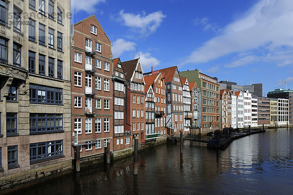 Alster  am  an  Architektur  außen  Außenaufnahme  aussen  Aussenansicht  Aussenansichten  Aussenaufnahme  Aussenaufnahmen  Bauwerk  Bauwerke  bei  BRD  Bundesrepublik  der  deutsch  deutsche  deutscher  deutsches  Deutschland  draußen  draussen  europäisch  europäische  europäischer  europäisches  Europa  europaeisch  europaeische  europaeischer  europaeisches  Fassade  Fassaden  Gebäude  Gebäudefassade  Gebäudefassaden  Gebaeude  Gebaeudefassade  Gebaeudefassaden  Häuser  Haeuser  Hamburg  Hansestadt  Haus  Hausfassade  Hausfassaden  im  Kaufmannshäuser  Kaufmannshaeuser  Kaufmannshaus  menschenleer  niemand  Nikolaifleet  norddeutsch  norddeutsche  norddeutscher  norddeutsches  Norddeutschland  Tag  Tage  Tageslicht  tagsüber  tagsueber