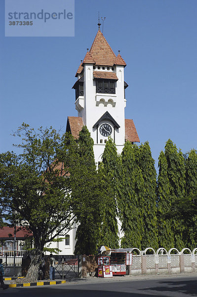 1898  Afrika  afrikanisch  afrikanische  afrikanischer  afrikanisches  am  Architektur  außen  Außenaufnahme  aussen  Aussenansicht  Aussenansichten  Aussenaufnahme  Aussenaufnahmen  Azania  Bau  Bauten  Bauwerk  Bauwerke  bei  Christentum  christlich  christliche  christlicher  christliches  Dar  draußen  draussen  erbaut  es  Front  Gebäude  Gebaeude  Glaube  glauben  Kirche  Kirchen  lutheranische  menschenleer  niemand  religiös  religiöse  religiöser  religiöses  religioes  religioese  religioeser  religioeses  Religion  Sakralbau  Sakralbauten  Salaam  Tag  Tage  Tageslicht  tagsüber  tagsueber  Tansania  Tanzania