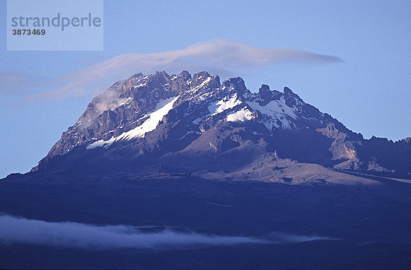 5194m  Afrika  afrikanisch  afrikanische  afrikanischer  afrikanisches  am  außen  Außenaufnahme  Ausblick  aussen  Aussenaufnahme  Aussenaufnahmen  Aussicht  Aussichten  bei  Berg  Berge  Berggruppe  Berggruppen  bergig  bergige  bergiger  bergiges  Berglandschaft  Berglandschaften  Bergmassiv  Bergmassive  Blick  der  draußen  draussen  Gebirge  Gipfel  höchste  hoechste  im  Kilimanjaro  Kilimanjaro-Massiv  Landschaft  Landschaften  Massiv  Mawenzi  menschenleer  Natur  niemand  Spitze  Spitzen  Tag  Tage  Tageslicht  tagsüber  tagsueber  Tansania  Tanzania  UNESCO  Vulkan  Vulkane  vulkanisch  vulkanische  vulkanischer  vulkanisches  Vulkanismus  Weltnaturerbe  wolkenverhangen  wolkenverhangene  wolkenverhangener  wolkenverhangenes