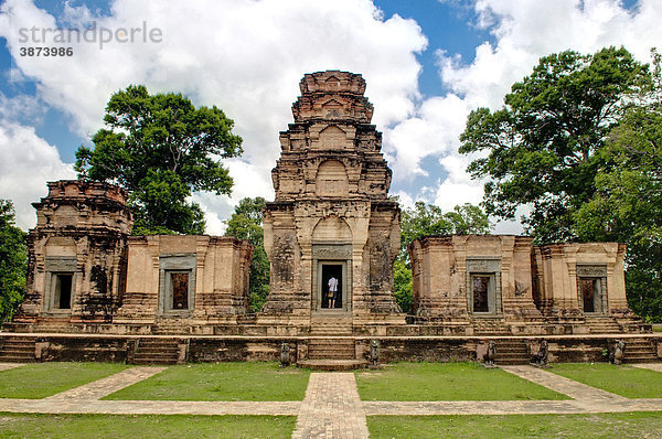 alt  alte  alter  altes  am  Angkor  Architektur  asiatisch  asiatische  asiatischer  asiatisches  Asien  außen  Außenaufnahme  Ausflugsziel  Ausflugsziele  aussen  Aussenansicht  Aussenansichten  Aussenaufnahme  Aussenaufnahmen  Bau  Bauten  Bauwerk  Bauwerke  bei  bekannt  bekannte  bekannter  bekanntes  berühmt  berühmte  berühmter  berühmtes  beruehmt  beruehmte  beruehmter  beruehmtes  Buddhismus  buddhistisch  buddhistische  buddhistisches  draußen  draussen  Gebäude  Gebaeude  Geschichte  geschichtlich  geschichtliche  geschichtlicher  geschichtliches  heilig  heilige  heiliger  heiliges  Heiligtümer  Heiligtuemer  Heiligtum  historisch  historische  historischer  historisches  Kambodscha  kambodschanisch  kambodschanische  kambodschanischer  kambodschanisches  Khmer  Komplex  Kravan  Kultur  Kulturdenkmäler  Kulturdenkmaeler  Kulturdenkmal  kulturell  kulturelle  kultureller  kulturelles  Kulturen  Kulturgebäude  Kulturgebaeude  Kulturgeschichte  Kulturstätte  Kulturstätten  Kulturstaette  Kulturstaetten  menschenleer  niemand  Prasat  Reap  religiös  religiöse  religiöser  religiöses  religioes  religioese  religioeser  religioeses  Religion  Südostasien  Sakralbau  Sakralbauten  Sehenswürdigkeit  Sehenswürdigkeiten  sehenswert  sehenswerte  sehenswerter  sehenswertes  Sehenswuerdigkeit  Sehenswuerdigkeiten  Siem  Suedostasien  Tag  Tage  Tageslicht  tagsüber  tagsueber  Tempel  Tempelanlage  Tempelanlagen  Touristenattraktion  Touristenattraktionen  UNESCO  UNESCO-Weltkulturerbe  UNESCO-Weltkulturerben  Wahrzeichen  Wat  Weltkulturerbe  Weltkulturerben