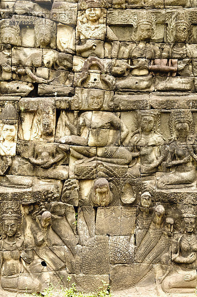 alt  alte  alter  altes  am  Angkor  Architektur  asiatisch  asiatische  asiatischer  asiatisches  Asien  außen  Außenaufnahme  Ausflugsziel  Ausflugsziele  aussen  Aussenansicht  Aussenansichten  Aussenaufnahme  Aussenaufnahmen  Bau  Bauten  Bauwerk  Bauwerke  bei  bekannt  bekannte  bekannter  bekanntes  berühmt  berühmte  berühmter  berühmtes  beruehmt  beruehmte  beruehmter  beruehmtes  Bildhauerei  Bildhauerkunst  Buddhismus  buddhistisch  buddhistische  buddhistisches  Dekoration  Dekorationen  dekorativ  dekorative  dekorativer  dekoratives  dekoriert  dekorierte  dekorierter  dekoriertes  Detail  draußen  draussen  Figur  Figuren  Gebäude  Gebaeude  Geschichte  geschichtlich  geschichtliche  geschichtlicher  geschichtliches  Glaube  glauben  Handwerksarbeit  Handwerksarbeiten  Handwerkskünste  Handwerkskuenste  Handwerkskunst  heilig  heilige  heiliger  heiliges  Heiligtümer  Heiligtuemer  Heiligtum  historisch  historische  historischer  historisches  Kambodscha  kambodschanisch  kambodschanische  kambodschanischer  kambodschanisches  Khmer  King  Komplex  Kultur  Kulturdenkmäler  Kulturdenkmaeler  Kulturdenkmal  kulturell  kulturelle  kultureller  kulturelles  Kulturen  Kulturgeschichte  Kulturstätte  Kulturstätten  Kulturstaette  Kulturstaetten  Kunst  Kunsthandwerk  Kunstwerk  Kunstwerke  Leper  menschenleer  niemand  Ornament  Ornamente  Ornamentik  Reap  Relief  Reliefe  religiöse  religiöser  religioese  religioeser  Religion  Südostasien  Sakralbau  Sakralbauten  Sehenswürdigkeit  Sehenswürdigkeiten  sehenswert  sehenswerte  sehenswerter  sehenswertes  Sehenswuerdigkeit  Sehenswuerdigkeiten  Siem  Skulptur  Skulpturen  Statue  Statuen  Steinrelief  Steinreliefe  Suedostasien  Tag  Tage  Tageslicht  tagsüber  tagsueber  Tempel  Tempelanlage  Tempelanlagen  Terrasse  Thom  Touristenattraktion  Touristenattraktionen  UNESCO  UNESCO-Weltkulturerbe  UNESCO-Weltkulturerben  verziert  verzierte  verzierter  verziertes  Verzierung  Verzierungen  Wahrzeichen  Weltkulturerbe  Weltkulturerben
