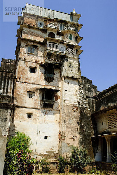 am  Architektur  asiatisch  asiatische  asiatischer  asiatisches  Asien  außen  Außenaufnahme  aussen  Aussenansicht  Aussenansichten  Aussenaufnahme  Aussenaufnahmen  Bauwerk  Bauwerke  bei  draußen  draussen  Dungarpur  Erker  Erkerfenster  Fassade  Fassaden  Fenstererker  Gebäude  Gebäudefassade  Gebäudefassaden  Gebaeude  Gebaeudefassade  Gebaeudefassaden  Hausfassade  Hausfassaden  historisch  historische  historischer  historisches  Indien  indisch  indische  indischer  indisches  Juna  Mahal  menschenleer  niemand  Paläste  Palaeste  Palast  Prachtbau  Prachtbauten  Rajasthan  Tag  Tage  Tageslicht  tagsüber  tagsueber