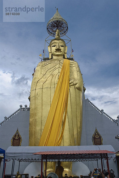 am  Asien  außen  Außenaufnahme  Ausflugsziel  Ausflugsziele  aussen  Aussenaufnahme  Aussenaufnahmen  Bangkok  bei  bekannt  bekannte  bekannter  bekanntes  berühmt  berühmte  berühmter  berühmtes  beruehmt  beruehmte  beruehmter  beruehmtes  Bildhauerei  Bildhauerkunst  Buddha  Buddhas  Buddhastatue  Buddhastatuen  Buddhismus  buddhistisch  buddhistische  buddhistisches  draußen  draussen  Figur  Figuren  Glaube  glauben  Gold  golden  goldene  goldener  goldenes  goldfarben  goldfarbene  goldfarbener  goldfarbenes  Kultur  kulturell  kulturelle  kultureller  kulturelles  Kulturen  Kunst  Kunstwerk  Kunstwerke  menschenleer  niemand  religiös  religiöse  religiöser  religiöses  religioes  religioese  religioeser  religioeses  Religion  Sehenswürdigkeit  Sehenswürdigkeiten  sehenswert  sehenswerte  sehenswerter  sehenswertes  Sehenswuerdigkeit  Sehenswuerdigkeiten  Skulptur  Skulpturen  Standing  Statue  Statuen  Tag  Tage  Tageslicht  tagsüber  tagsueber  Thailand  Touristenattraktion  Touristenattraktionen  vergoldet  vergoldete  vergoldeter  vergoldetes