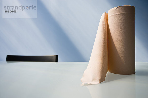 Papierhandtuchrolle auf dem Tisch