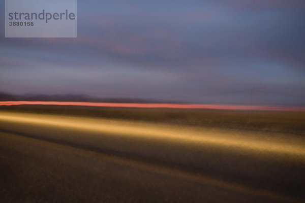 Lichtspuren entlang der Autobahn