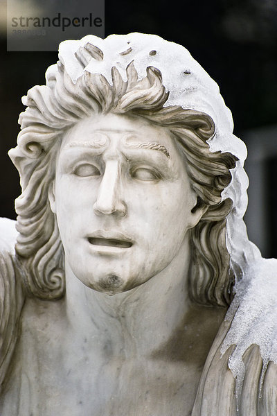 Statue der männlichen Figur teilweise mit Eis bedeckt