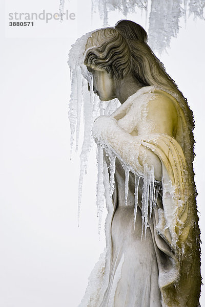 Statue der weiblichen Figur  von Eiszapfen verdecktes Gesicht