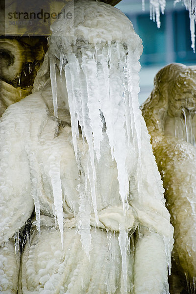 Statue der weiblichen Figur  von Eiszapfen verdecktes Gesicht