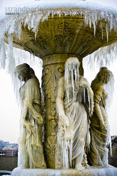 Gefrorener Brunnen  Eiszapfen verdecken Gesichter von Statuen