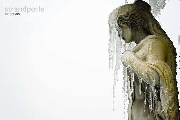 Statue der weiblichen Figur  von Eiszapfen verdecktes Gesicht