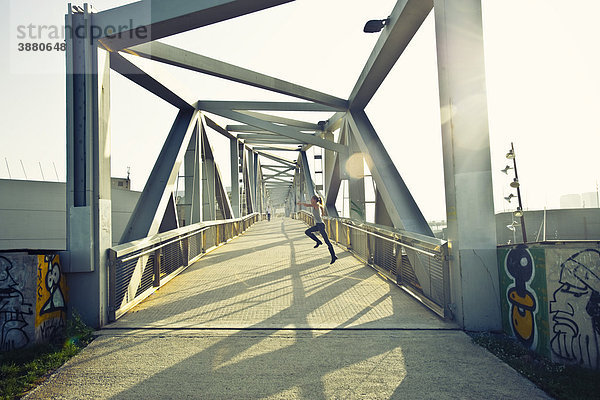 Teenagerin springt über die Fußgängerbrücke