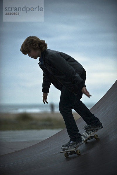 Preteen Junge Skateboarding