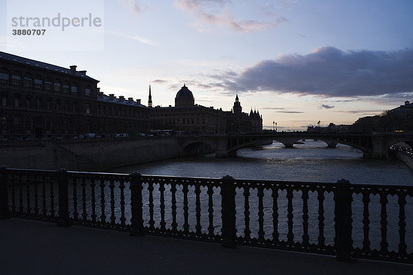 Brücken über die Seine  Paris  Frankreich  bei Dämmerung gesehen