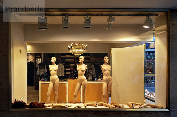 Schaufenster mit nackten Modepuppen  München  Bayern  Deutschland  Europa