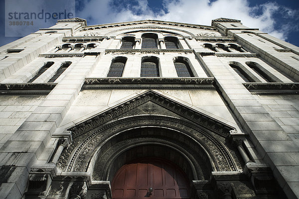 Vordereingang und Fassade von Sacre C?ur  Montmartre  Paris  Frankreich