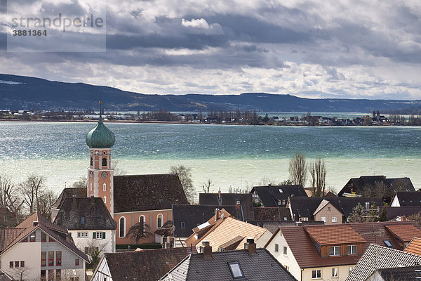 Allensbach mit Kirche St. Nikolaus und Gnadensee  Allensbach  Reichenau  Landkreis Konstanz  Baden-Württemberg  Deutschland  Europa