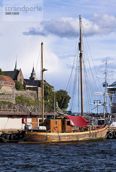Altes Fischerboot im Hafen von Oslo  Norwegen  Skandinavien  Europa