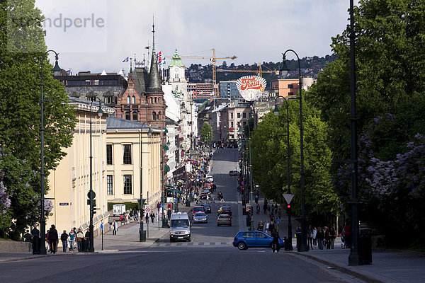 Die Karl Johans Gate führt in Oslo vom Königlichen Schloss Richtung Stadtmitte  Norwegen  Skandinavien  Europa