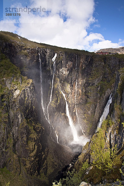 Der V¯ringfossen Wasserfall am Westrand der Hardangervidda  Norwegen  Skandinavien  Europa