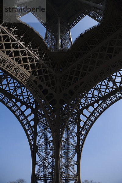 Eiffelturm  Paris  Frankreich  Blick von unten