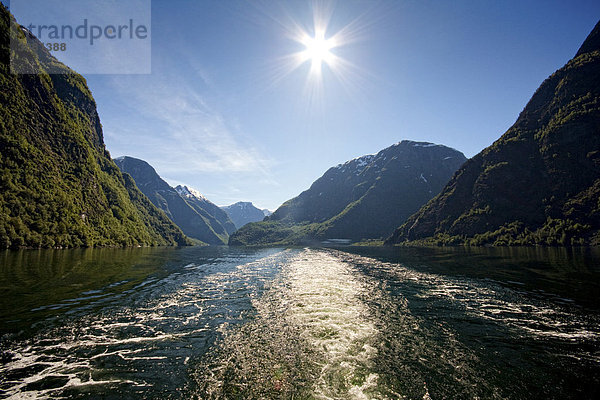 Schifffahrt durch den engen NÊr¯yfjord  Norwegen  Skandinavien  Europa