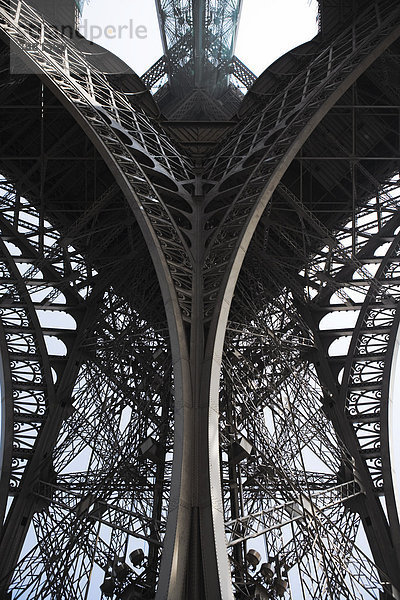 Eiffelturm  Paris  Frankreich  Flachwinkelansicht des Tragwerks