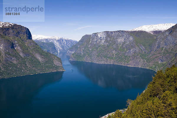 Der Panoramablick über den Aurlandsfjord mit den Orten Flam und Aurland  Norwegen  Skandinavien  Europa