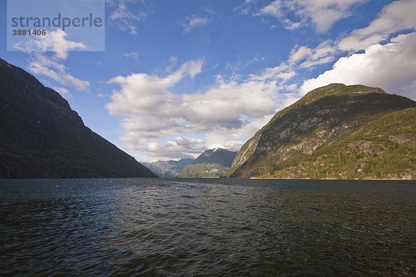 Ausblick auf den Anfang des Sunnylvsfjord von Hellesylt aus  Norwegen  Skandinavien  Europa
