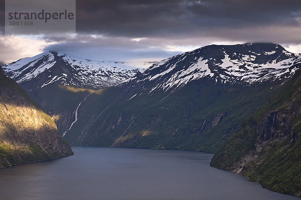 Blick in die Mündung des Geirangerfjord  Wolkenstimmung  Norwegen  Skandinavien  Europa