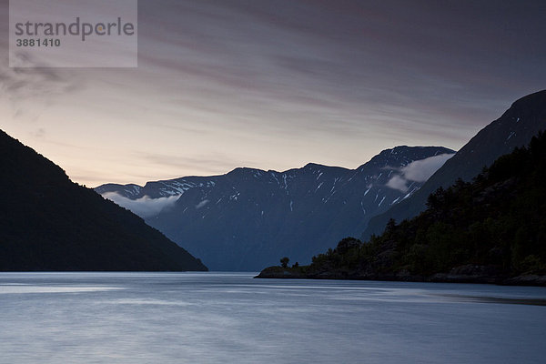 Ausblick auf den Anfang des Sunnylvsfjord von Hellesylt aus nach Mitternacht  Norwegen  Skandinavien  Europa
