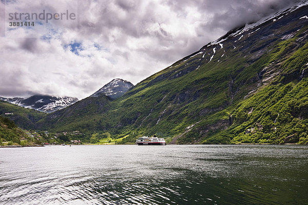 Der Ort Geiranger im Geirangerfjord mit Hurtigrutenschiff  Norwegen  Skandinavien  Europa