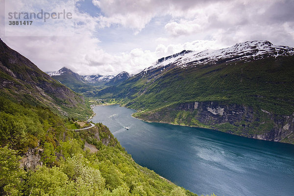Ausblick auf den Geirangerfjord vom Adlerblick ÿrnesvingen aus mit dem Ort Geiranger und der Fähre nach Hellesylt  Norwegen  Skandinavien  Europa