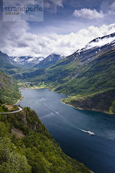 Ausblick auf den Geirangerfjord vom Adlerblick ÿrnesvingen aus mit dem Ort Geiranger und der Fähre nach Hellesylt  Norwegen  Skandinavien  Europa