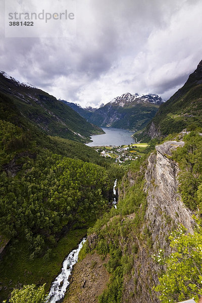 Ausblick auf den Geirangerfjord vom Flydalsjuvet aus mit dem Ort Geiranger und dem Geirangerfjord  Norwegen  Skandinavien  Europa