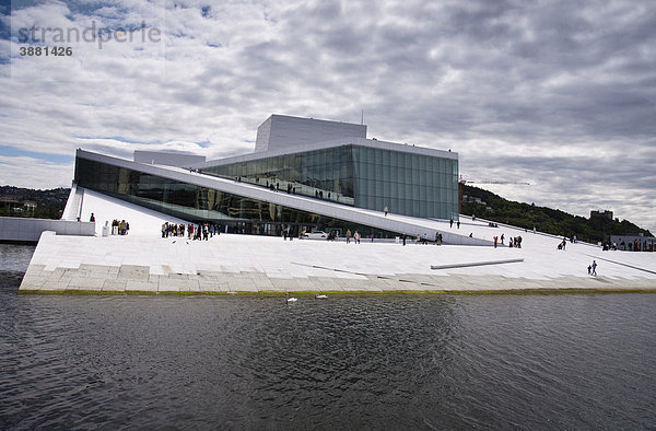 Die Neue Oper von Oslo mit dem markanten weißen Marmor  Norwegen  Skandinavien  Europa