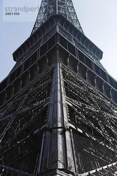 Eiffelturm  Paris  Frankreich  abgeschnittene Flachwinkelansicht