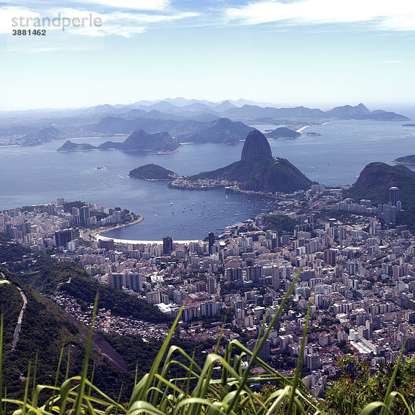 Die Stadt Rio de Janeiro mit dem Zuckerhut  Rio de Janeiro  Brasilien  Südamerika