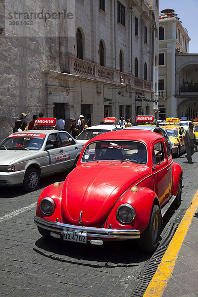 Roter altmodischer VW-Käfer auf den Straßen von Arequipa  Peru  Südamerika