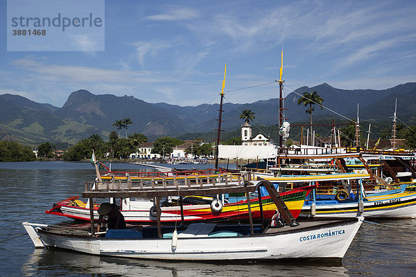 Die Kapelle von Santa Rita und bunte Boote in der Kolonialstadt Paraty  Costa Verde  Bundesstaat Rio de Janeiro  Brasilien  Südamerika
