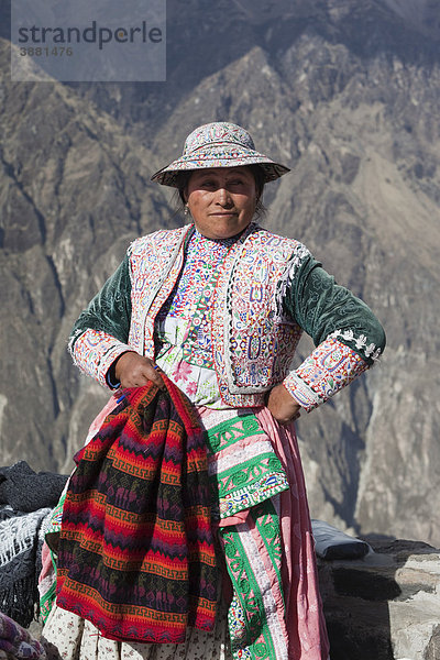 Peruanische Frau verkauft Waren am Colca Canyon Aussichtspunkt  Colca Canyon  Südamerika
