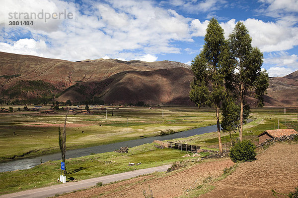 Landschaft bei Raqchi auf dem peruanischen Altiplano  Peru  Südamerika