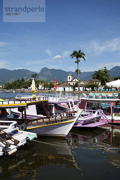 Bunte Touristen-Boote in der Kolonialstadt Paraty  Costa Verde  Bundesstaat Rio de Janeiro  Brasilien  Südamerika