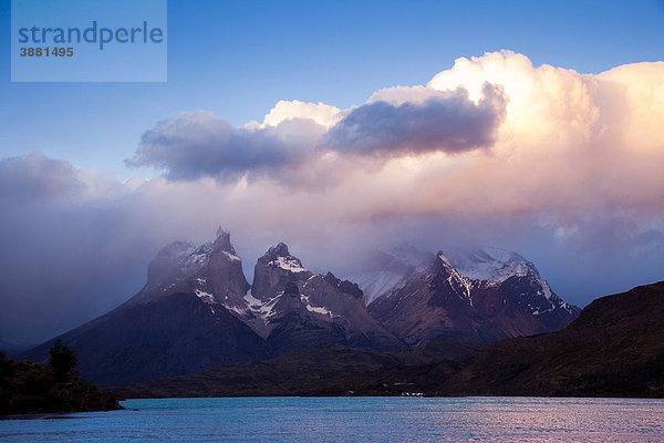 Ein Sonnenuntergang am Berg Cuernos del Paine und dem Pehoe See im Nationalpark Torres del Paine  Magellanes Region  Patagonien  Chile  Südamerika