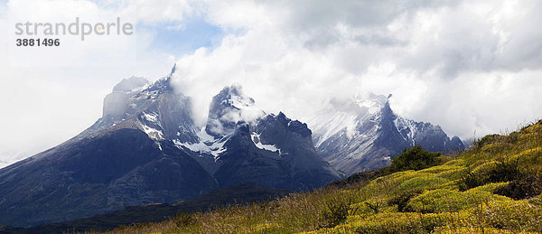 Der Berg Cuernos del Paine im Nationalpark Torres del Paine  Magellanes Region  Patagonien  Chile  Südamerika