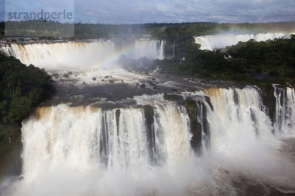 Iguazu Wasserfälle an der argentinisch-brasilianischen Grenze  Argentinien  Brasilien  Südamerika
