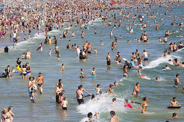 Überfüllter Strand an einem heißen Sommertag  Bournemouth  Dorset  England  Großbritannien  Europa