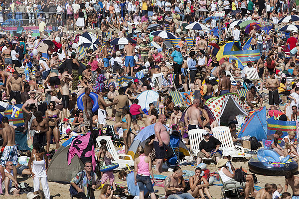Überfüllter Strand an einem heißen Sommertag  Bournemouth  Dorset  England  Großbritannien  Europa