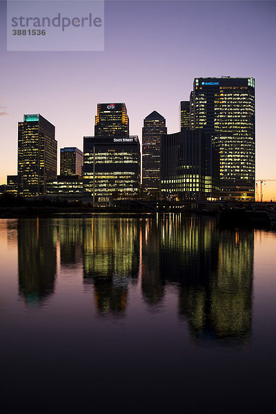 Das Londoner Finanzzentrum Canary Wharf in der Abenddämmerung  London  England  Großbritannien  Europa